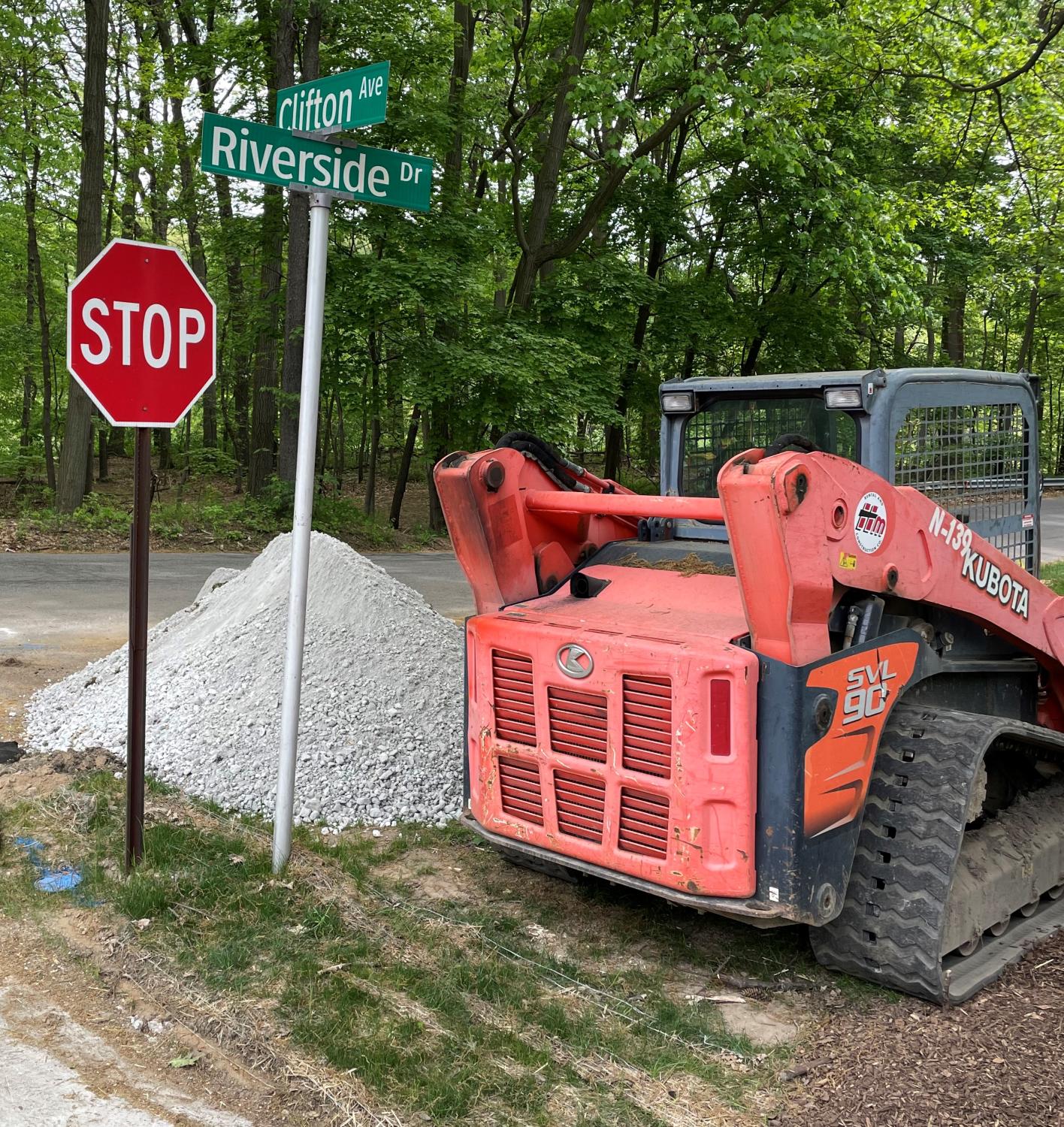 Relocation of existing utilities has started along Riverside Drive for the Riverside Sewer Separation Project. 